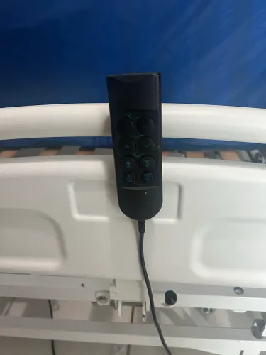 Cama hospitalar automática com controle pouquíssimo usada
