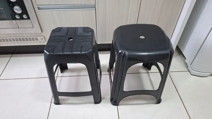 2 banquetas plásticas 