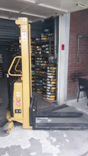 Empilhadeira Semi-Eletrica 1500 KG 3 Metros