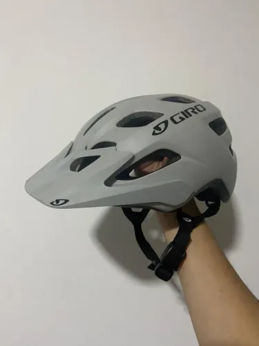 Capacete da marca GIRO , nunca foi usado , vendo pela metade do preço que paguei