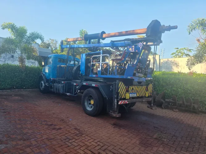 CAMINHAO PERFURATRIZ