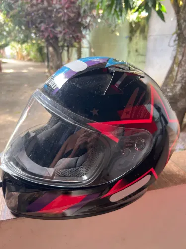 Capacete de Moto usado umas 2 vezes - Ótimo Estado