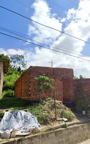 Terreno com casa em construção em Teodoro Sampaio Ba