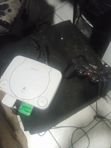 Vendo PS one funcionando mas precisa reparo no leitor cabo fonte e 1 controle e 2 memorica