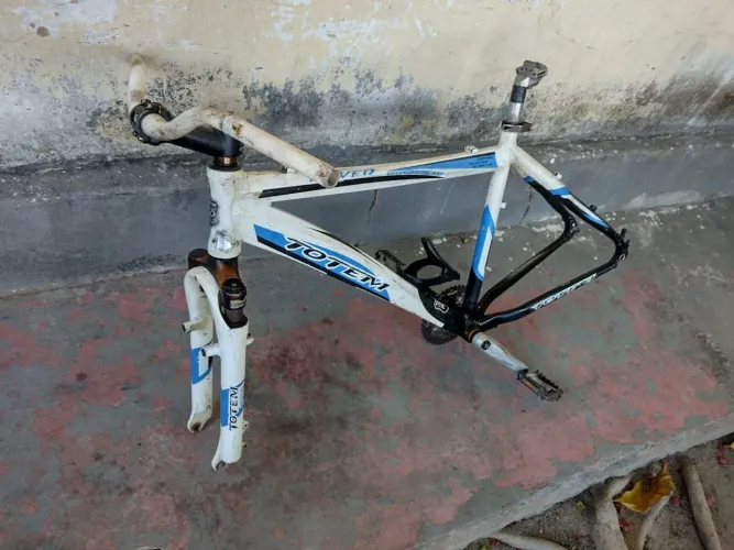 Quadro de alumínio aro 26