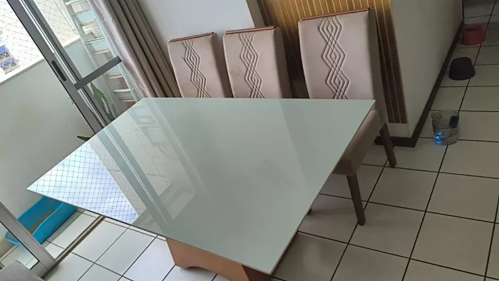 Vendo linda mesa com 06 cadeiras novas