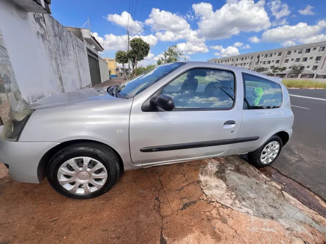 Renault Clio Hi-flex 1.0 16V 3P 2011