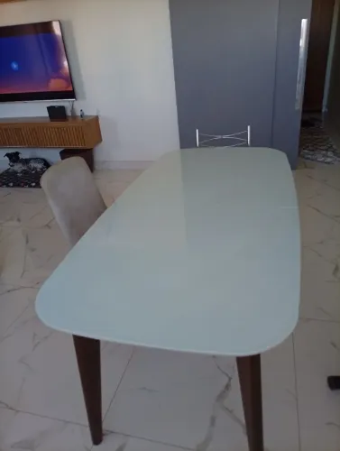 Mesa laqueada com avaria