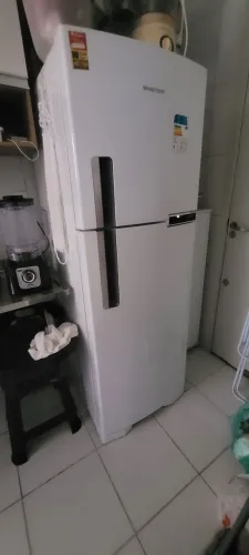 Vende-se uma geladeira