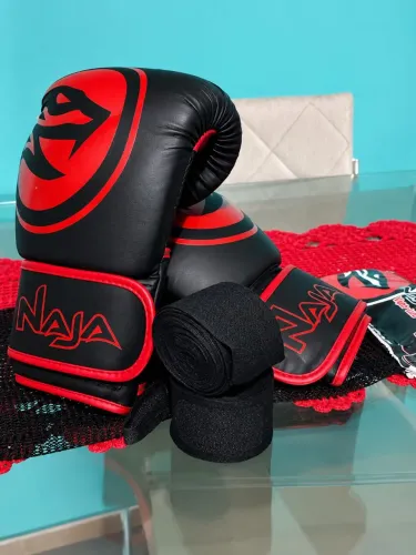 Luva 14Oz Naja Black Line + Bandagem Maximum 5 metros.