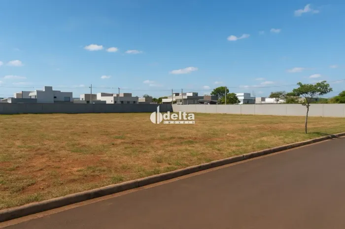 Terreno em condomínio, disponível para venda no bairro Novo Mundo.