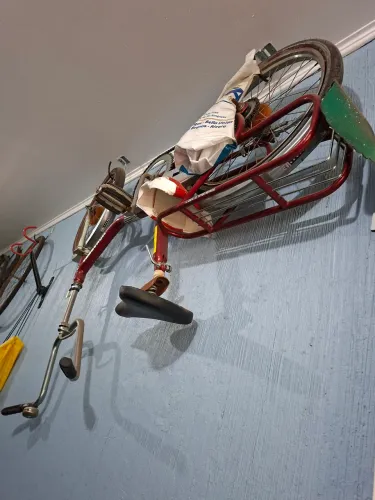 O patrão enlouqueceu, mandou liquidar o estoque de bicicletas, são usadas, modelos vintage