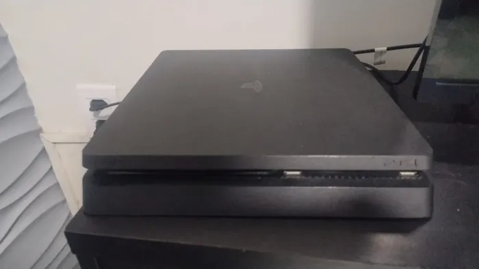 PS4 SLIM 500GB + 2 CONTROLES + 11 JOGOS 