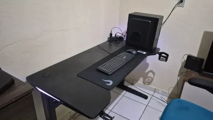 mesa gamer raízer com rgb e cadeira Dt3 super confortável