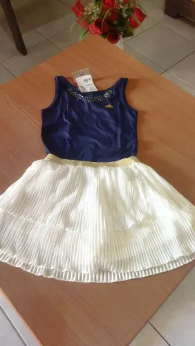 Conjunto infantil lindo! Blusa regata e saia plissada com cintura dourada tamanho 6. R$ 5 