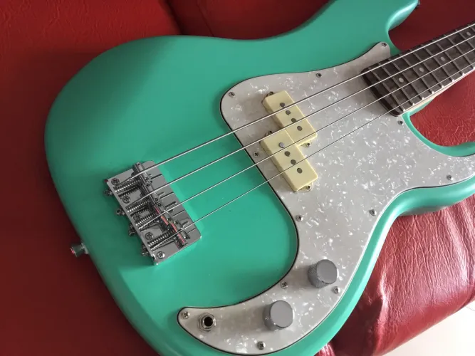 Baixo squier novo na caixa