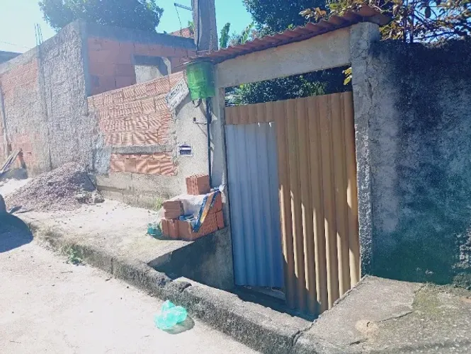 Terreno com Casa de 2 andares. 2 quartos (solteiro e casal), quintal de 50metros.