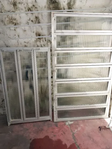 Duas janelas vidro de alumínio 