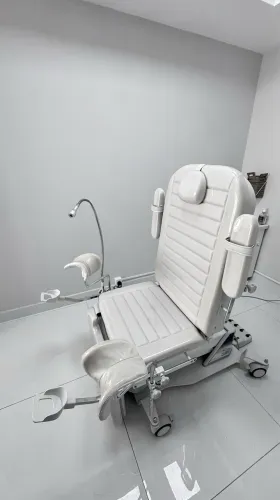 Mesa elétrica clínica e cirúrgica com tredelemburg - Unique G -  ótimo estado 