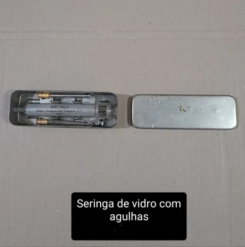 Estojo de metal antigo