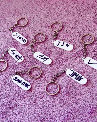 Chaveiros BTS com assinatura dos 7 membros
