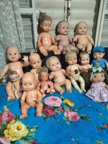 Lote de bonecas com 14 bonecas