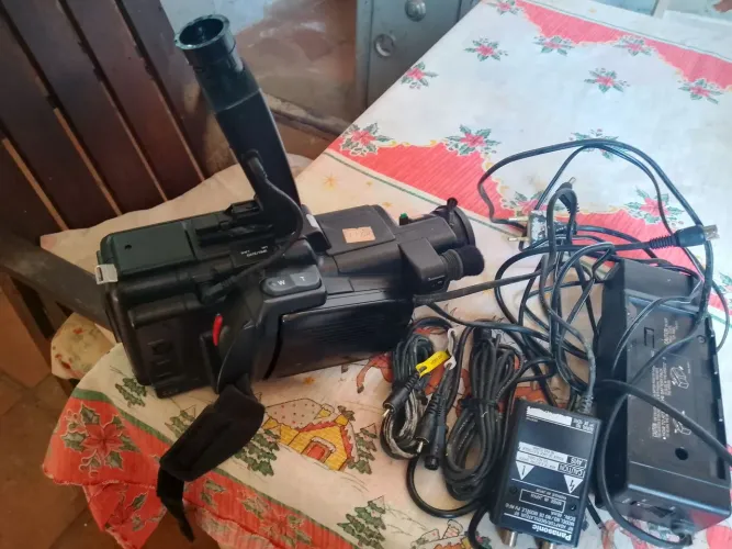 Vendo um filmadora antiga Panasonic ela não liga mais eu acho que é a bateria