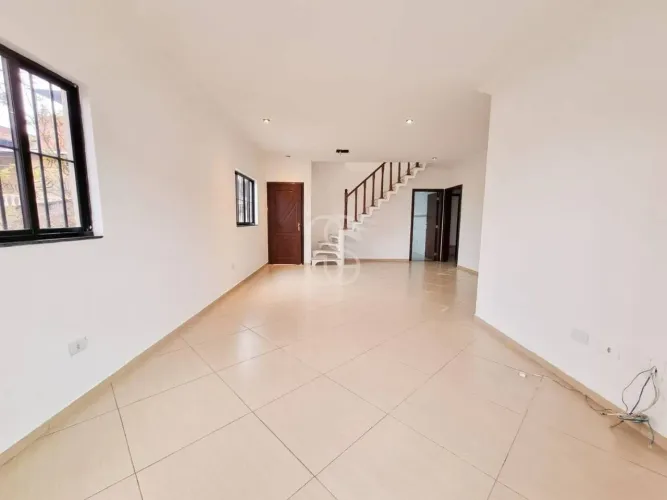 Sobrado para locação na Vila Carmosina com 2 dormitórios e 1 suíte.