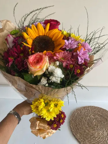 Alegre o dia de alguém com lindo buquê de flores coloridas , fracas e lindas
