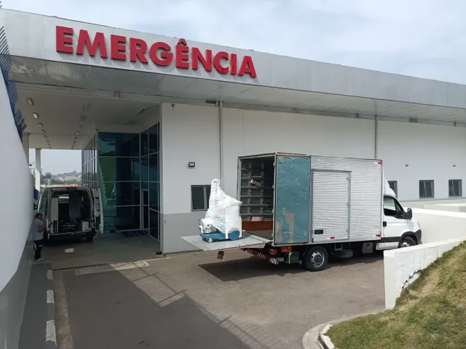 Transporte com caminhão baú plataforma Iveco plataforma