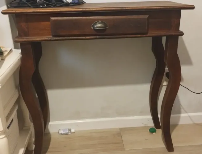 Mesa de madeira estilo Luis XVI