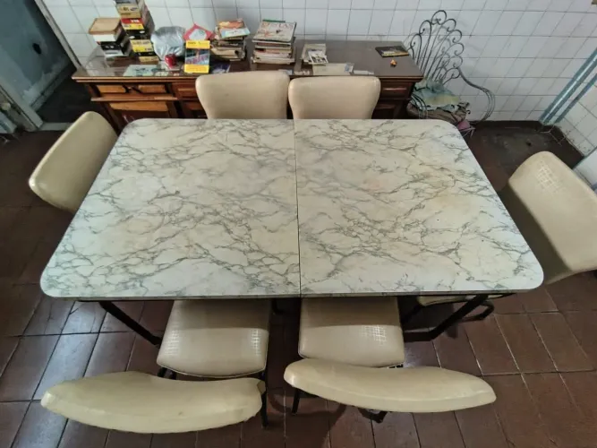 Mesa madeira antiga com 06 cadeiras novissimas