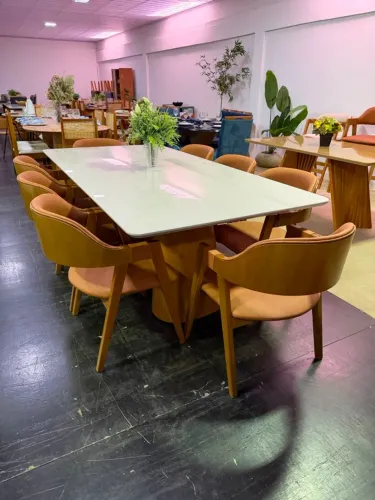 Conjunto Mesa Lírio 2,20x1,10 base madeira tampo vidro e madeira e cadeiras