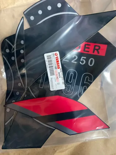 KIT GRAFICO DA TOMADA DE AR ESQ. VERMELHA CROSSER 2025