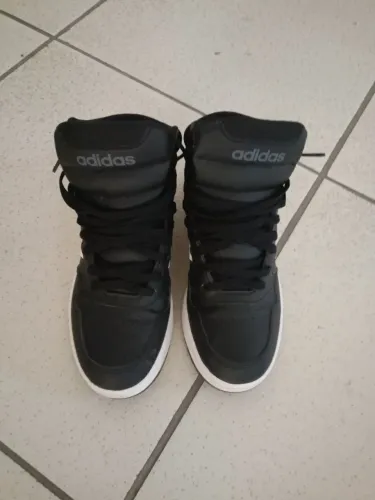 Tênis basqueteira Adidas 