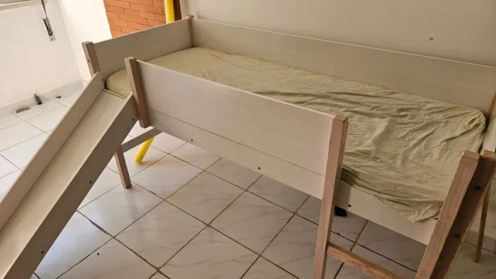 Cama infantil com escorrega