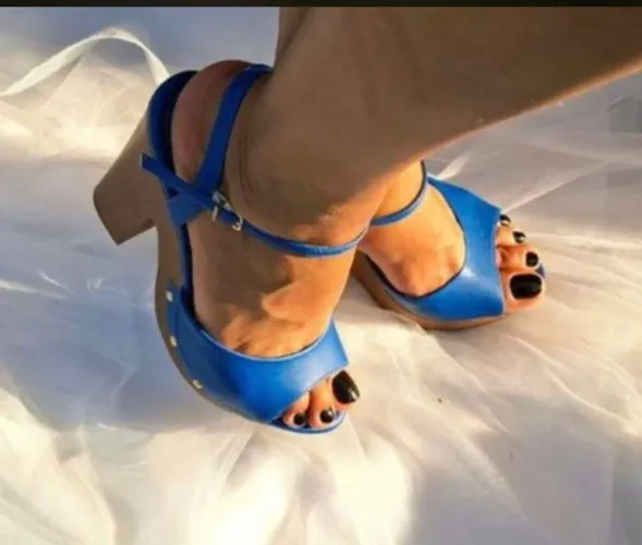 Salto plataforma azul 