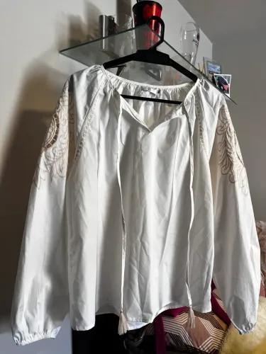 Camisa branca com detalhes na manga