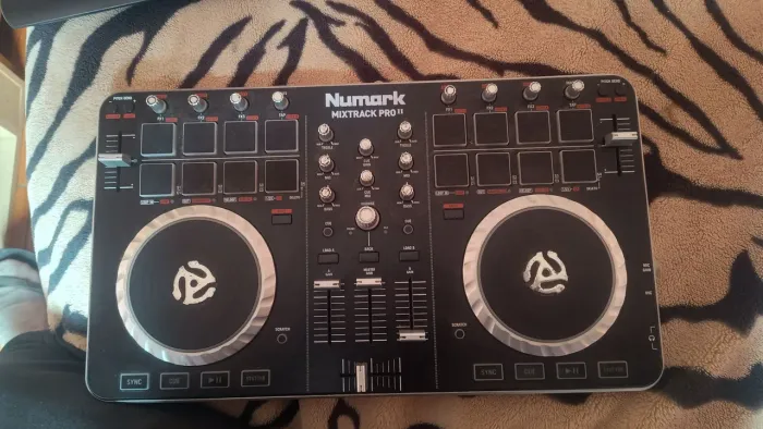 Vendo controladora númark mix Tracker pro2 nova
