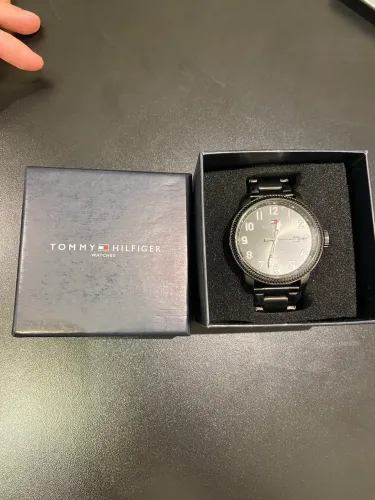 Relógio Tommy Hilfiger na caixa: ele era do meu chefe e agora quer que eu venda!