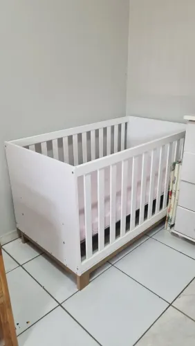 BERÇO PARA BEBE SLIM C/ GRADE DE PROTEÇÃO REMOVÍVEL E COLCHÃO 