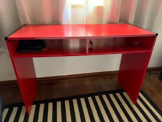 Mesa de escritório vermelha