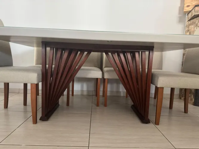 Vendo mesa com 6 cadeiras de luxo