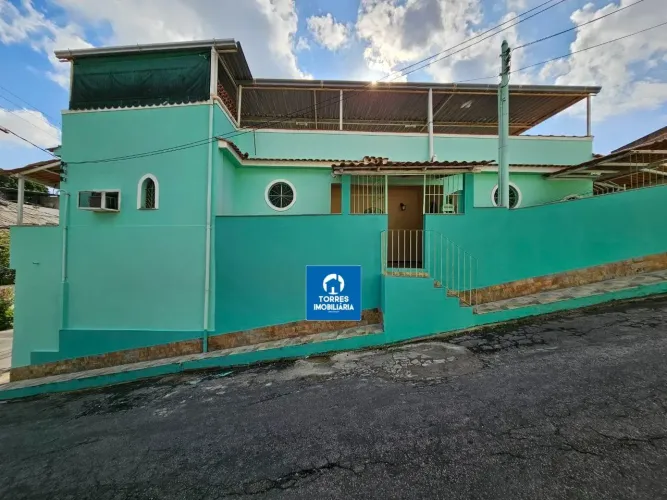 Barro Vermelho - Casa com 2 quartos sendo 1 suíte na Rua Mario Pinotti.