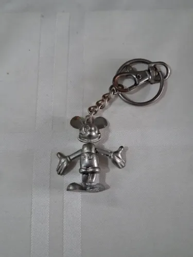 Chaveiro em metal representando o Mickey