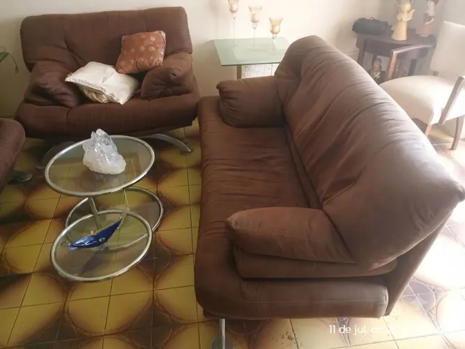 Conjunto de duas poltronas e um sofá 3 lugares, italiano, pés de aço inoxidável.