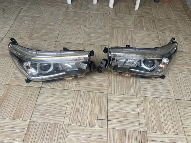 Par de faróis de Hilux 2016 até 2019 srx original
