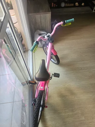 Vende-se bicicleta B-TWIN cor rosa. Muito nova