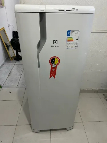 Geladeira Electrolux RE31 240L - Muito Nova + Nota Fiscal