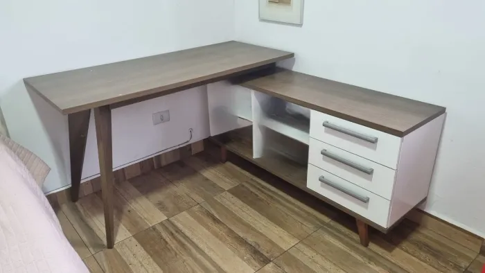 Mesa de escritório amadeirada, com 4 nichos e 2 gavetas